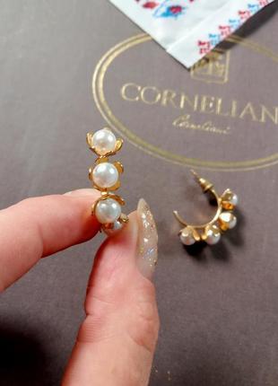 Стильные золотые серьги кольца с жемчугом 🦪