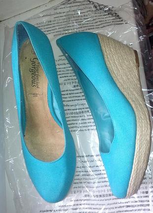 Красиві і зручні туфлі на танкетці,41разм,устілка-27см.