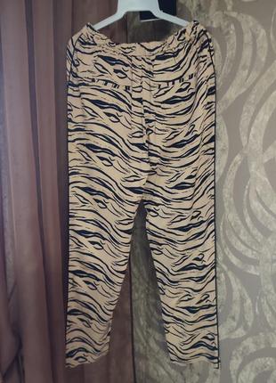Классные сатиновые брюки mango в тигровый принт, s8 фото