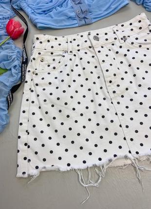 Белая джинсовая юбка мини в горошек с необработанным краем3 фото
