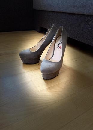 Туфлі на високому каблуку