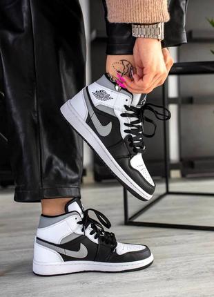 Чудові жіночі високі кросівки nike air jordan retro 1 black white grey чорно-білі з сірим