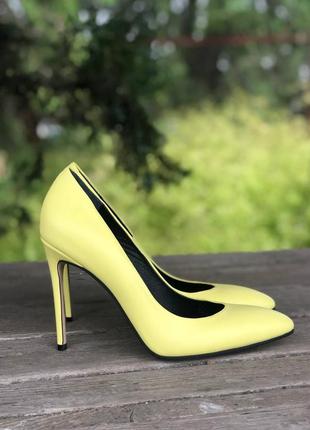 Жовті шкіряні туфлі лодочки на високому каблуці шпилька 10см1 фото