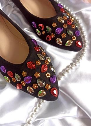 Женские туфли черные  с разноцветными камнями.4 фото