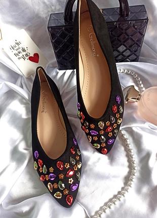 Женские туфли черные  с разноцветными камнями.6 фото