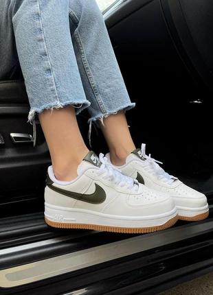 Жіночі кросівки nike air force 1 white green v21 фото