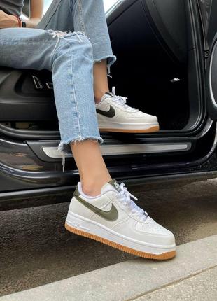 Жіночі кросівки nike air force 1 white green v24 фото