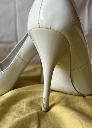 Шикарні білі туфлі на шпильці3 фото