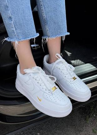 Нереальные женские кроссовки nike air force 1 swoosh white белые2 фото