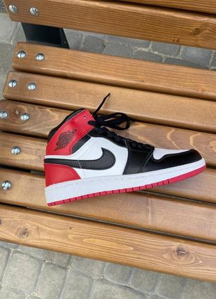 Шикарные женские высокие кроссовки nike air jordan retro 1 red белые с чёрным и красным5 фото