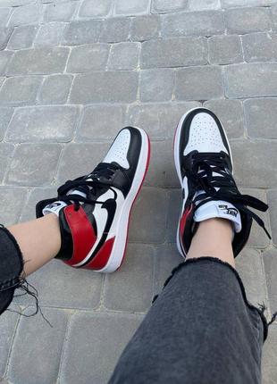Шикарные женские высокие кроссовки nike air jordan retro 1 red белые с чёрным и красным7 фото