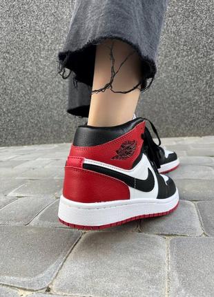 Шикарные женские высокие кроссовки nike air jordan retro 1 red белые с чёрным и красным10 фото