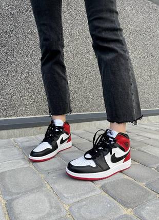 Шикарные женские высокие кроссовки nike air jordan retro 1 red белые с чёрным и красным2 фото