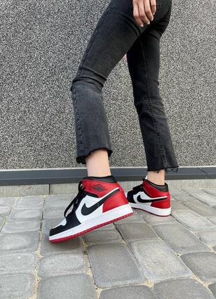 Шикарные женские высокие кроссовки nike air jordan retro 1 red белые с чёрным и красным3 фото