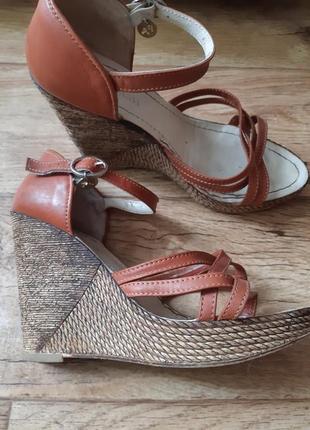 Босоножки на платформе с закрытой пяткой