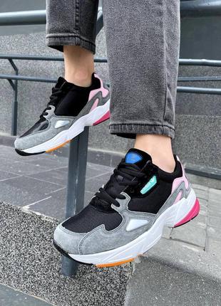 Крутые женские кроссовки adidas falcon grey multicolor серые с чёрным и розовым