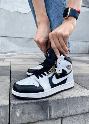 Крутые женские высокие кроссовки nike air jordan retro 1 black white белые с чёрным5 фото