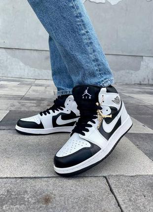 Крутые женские высокие кроссовки nike air jordan retro 1 black white белые с чёрным