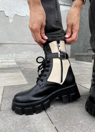 Нереальні півчобітки жіночі черевики в стилі prada monolith black boots/beige чорні з бежевим4 фото