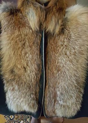 Стильное однобортное зимнее пальто с воротником-стойкой и натуральным лисьим мехом3 фото