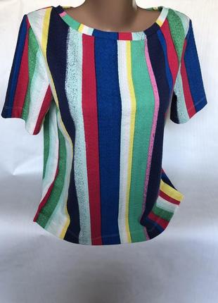 Яскрава футболка стильна