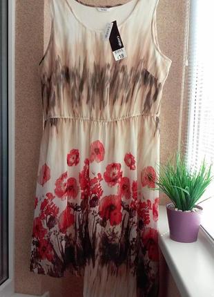 Красиве літнє плаття з ассімметрічного низом в квітковий принт