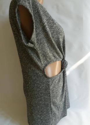 Платье-туника трикотажное серого цвета с вырезами впереди3 фото