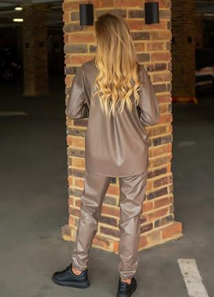 Костюм брючный женский кожаный рубашка чёрный коричневый7 фото