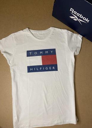 Идеальнейшая футболочка від tommy hilfiger на дівчину