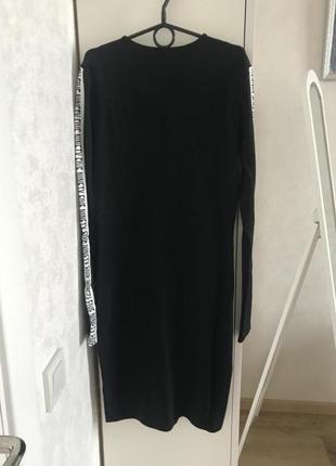 Платье черное с надписями, фирменное, тянется2 фото