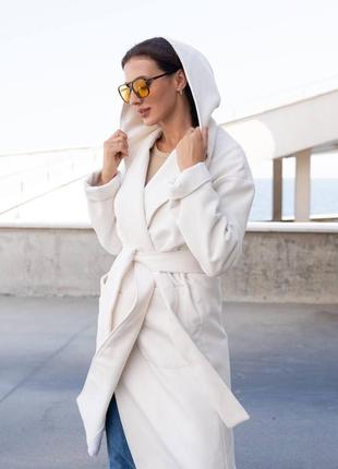 Белое пальто с капюшоном на синтепоне7 фото