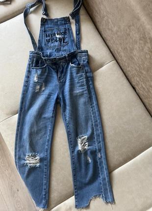 Джинсовий комбінезон з укороченими джинсами
