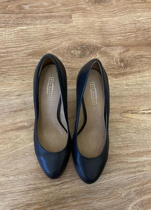 Шикарні, туфельки, чорного кольору, кожані, від бренду 5th avenue.