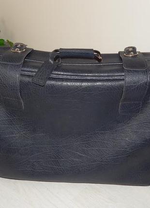 Чемодан дорожный