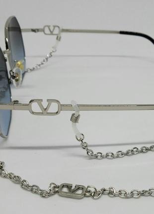 Женские солнцезащитные очки в стиле valentino серые в серебре с цепочкой4 фото