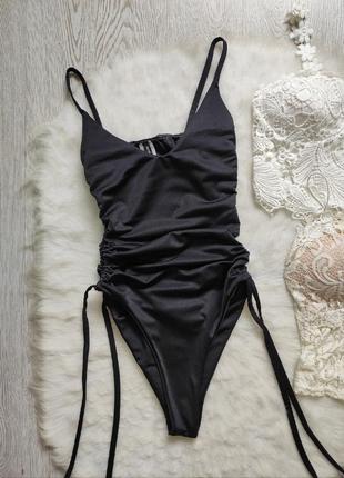 Черный сдельный цельный купальник бикини с вырезом декольте шнуровкой люверсами по бокам5 фото