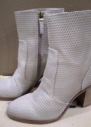 Супер стильні ботильйони hinge daphne textured bootie з перфорованої шкіри, блоковим каблуком