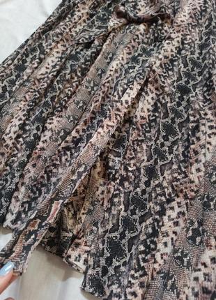 Плиссированная юбка миди в принт рептилия с разрезом и завязками7 фото