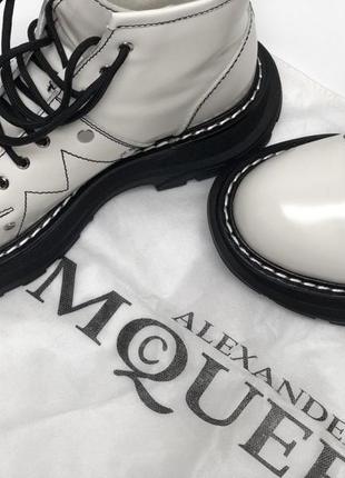 Білі шкіряні жіночі черевики макквіни alexander mcqueen. всередині хутро7 фото