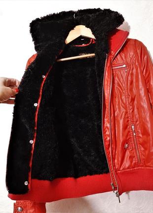 Куртка с капюшоном красная подкладка чёрный мех утеплитель тонкий синтепон женская осень весна veeko6 фото