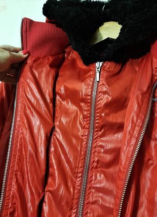 Куртка с капюшоном красная подкладка чёрный мех утеплитель тонкий синтепон женская осень весна veeko5 фото