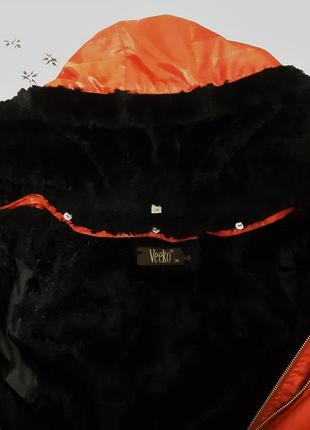 Куртка с капюшоном красная подкладка чёрный мех утеплитель тонкий синтепон женская осень весна veeko10 фото