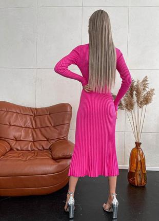 Платье миди облегающее трикотажное в рубчик розовое малиновое голубое под горлышко с длинными рукавами карандаш4 фото
