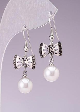 Сережки підвіски бантик, з перлами (їм) і стразами(метал під срібло)3,7*1,5 см