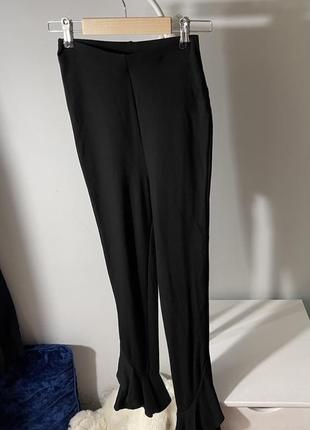 Черные брюки с рюшами2 фото