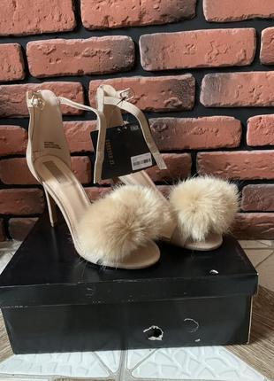 Модні босоніжки італія з хутром кролика розмір 39!