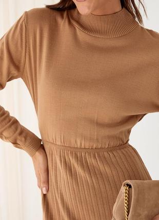 Женское кофейное теплое вязаное платье с имитацией складок4 фото