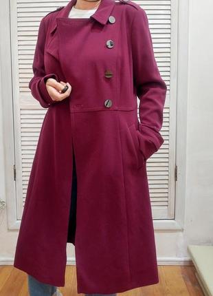 Брендовое пальто цвета бордо