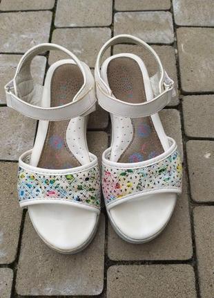 Босоніжки, розм. 33. від края до края 21.5 см. на ніжку 20 см.