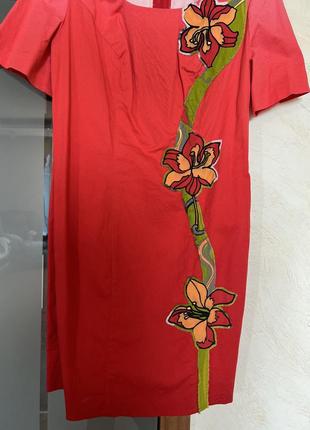 Ексклюзивна яскрава сукня з квітковою аплікацією5 фото